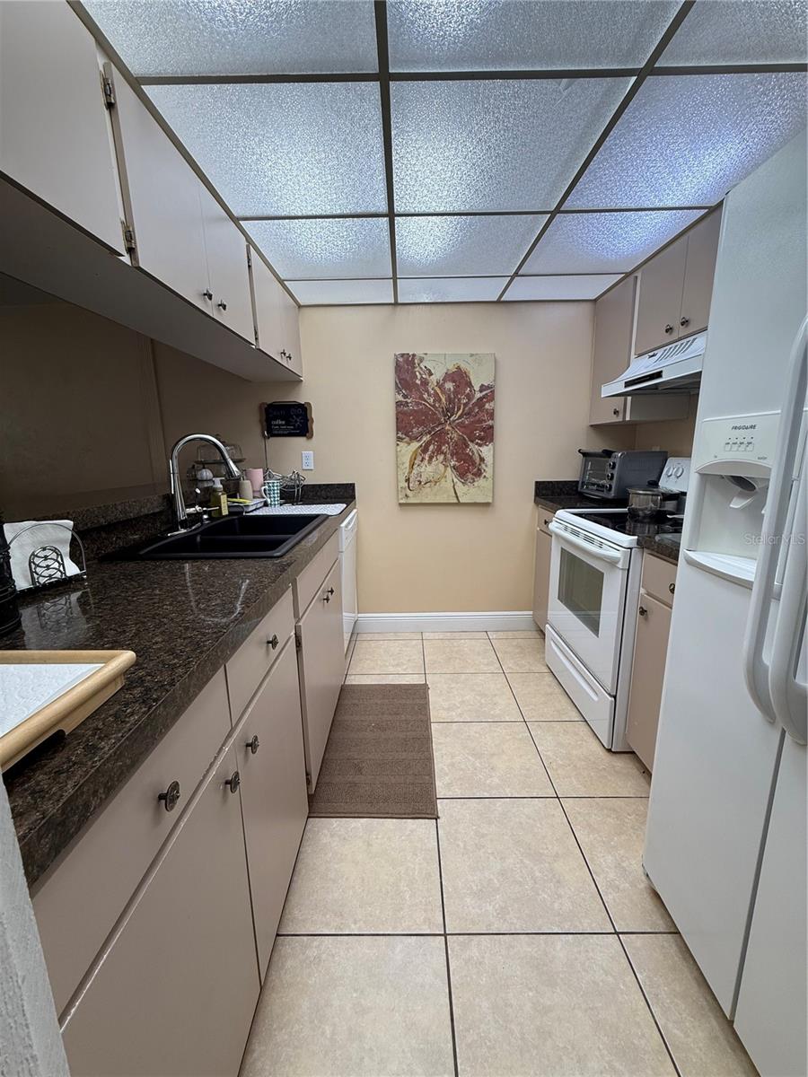 821 PINEWOOD COURT 821
