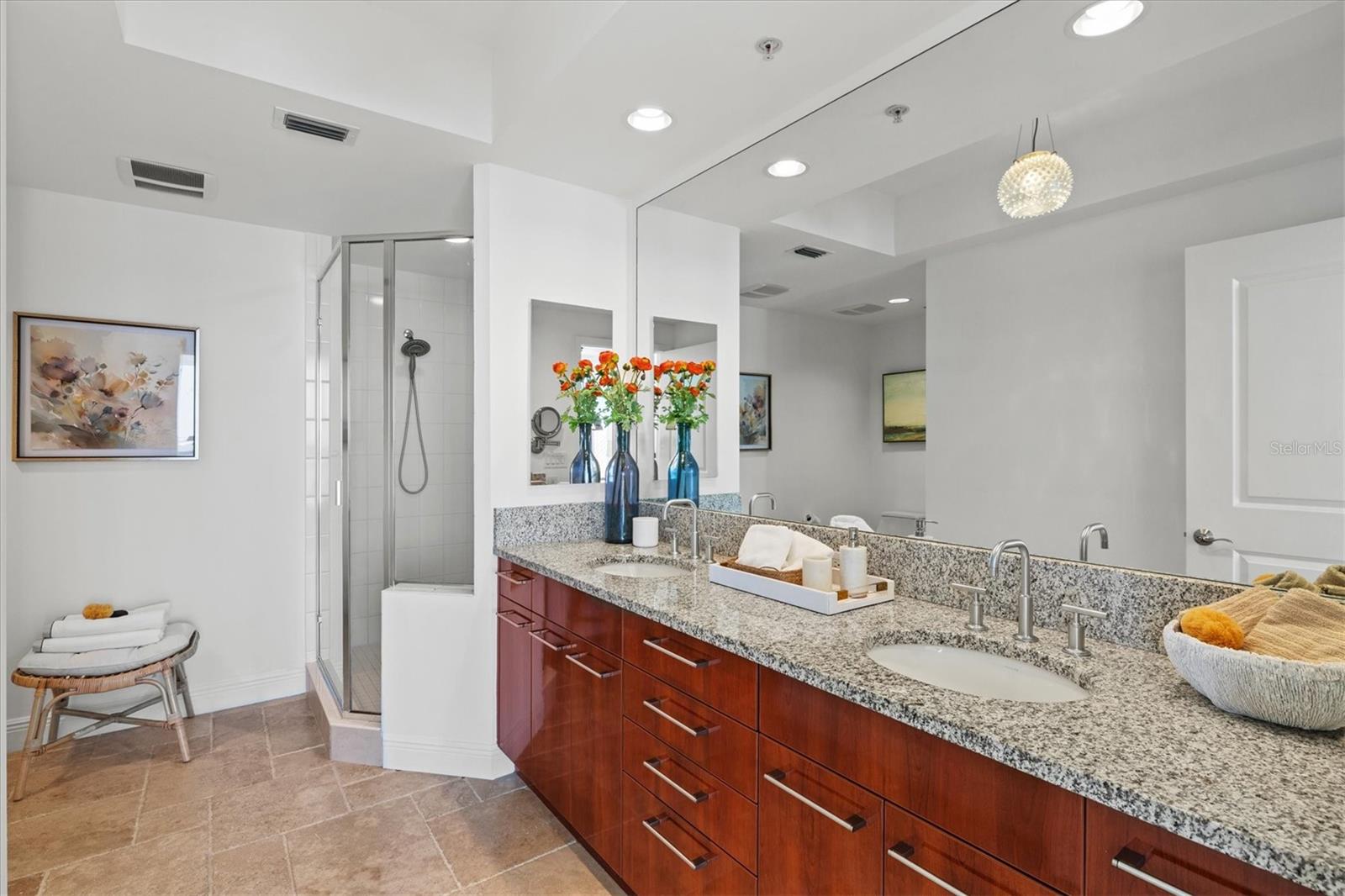 PLAZA 5 POINTS RESIDENCES - Residential