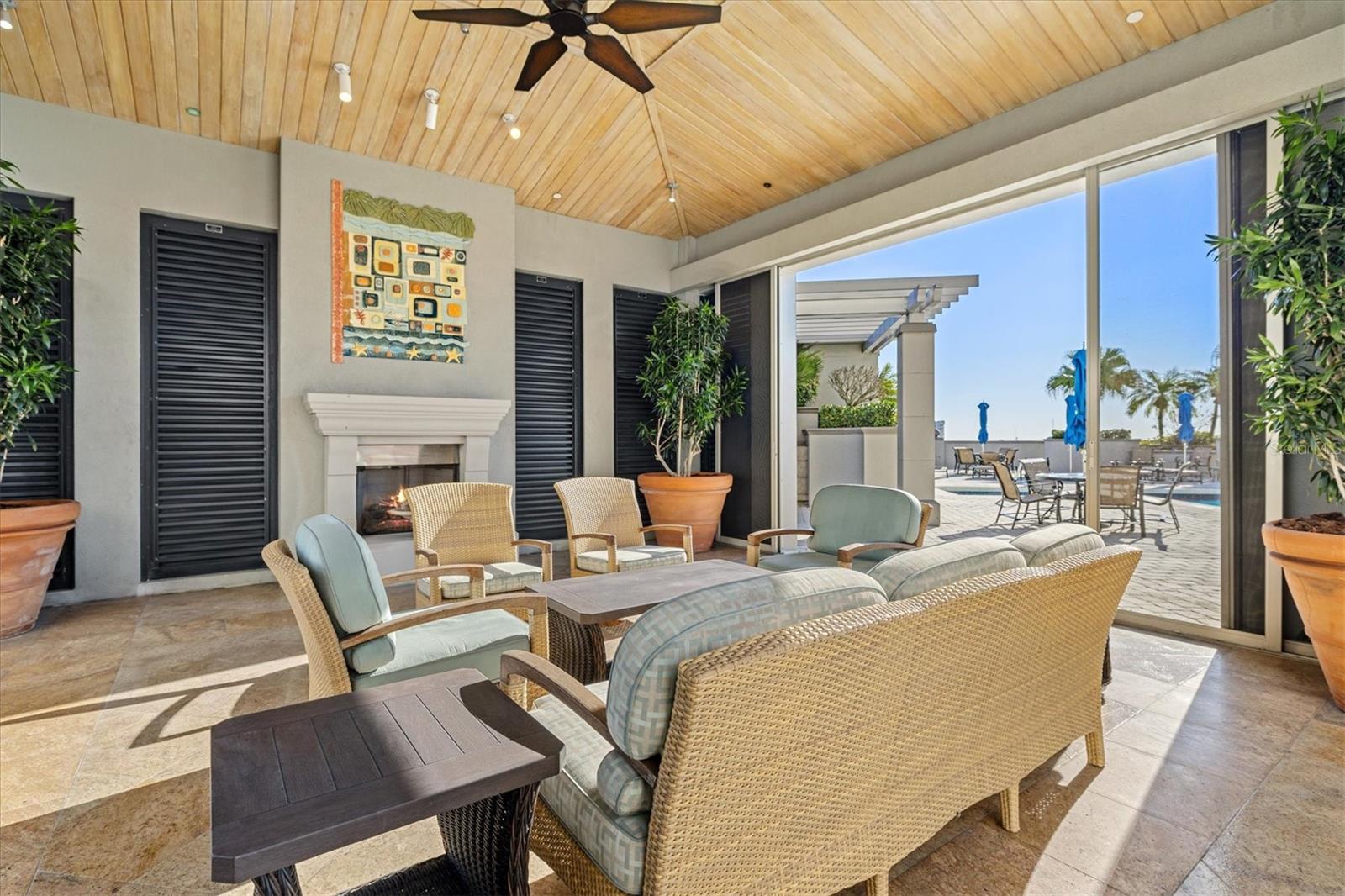 PLAZA 5 POINTS RESIDENCES - Residential