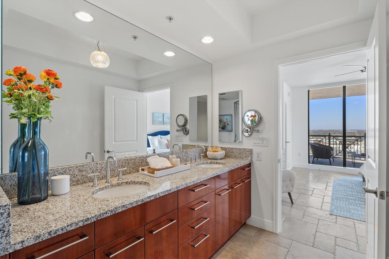 PLAZA 5 POINTS RESIDENCES - Residential