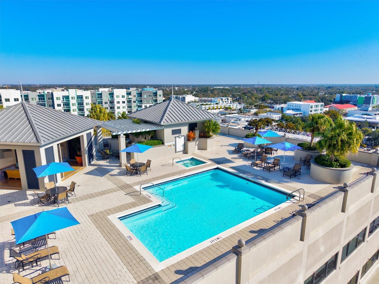 PLAZA 5 POINTS RESIDENCES - Residential