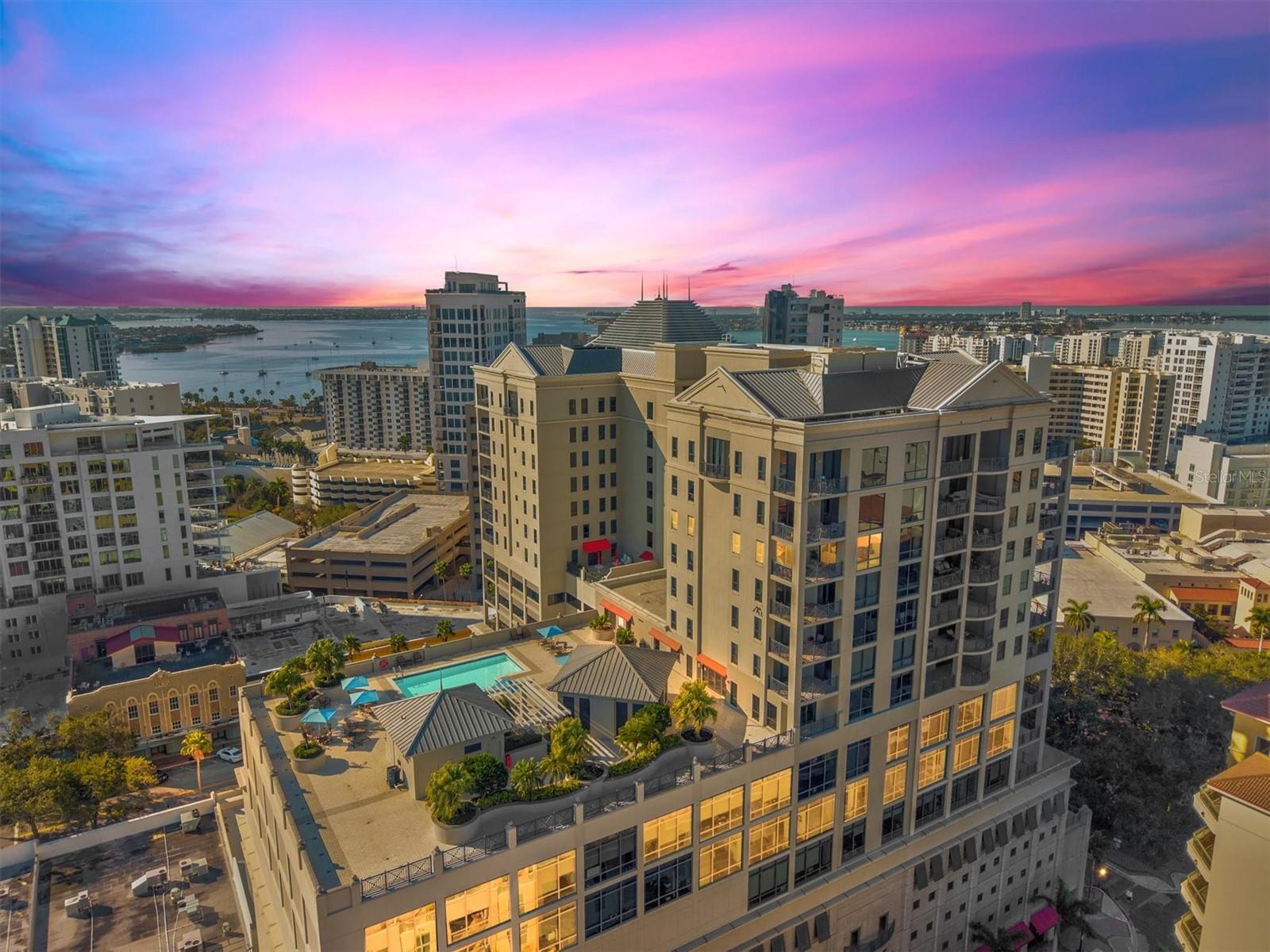 PLAZA 5 POINTS RESIDENCES - Residential