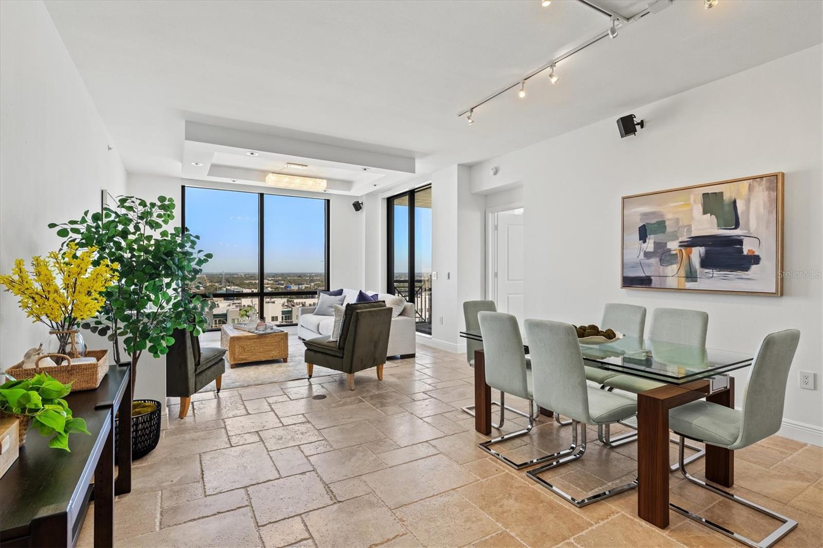 PLAZA 5 POINTS RESIDENCES - Residential