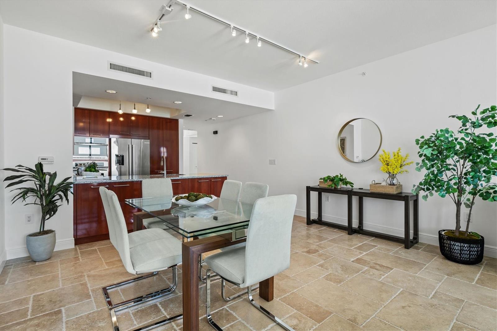 PLAZA 5 POINTS RESIDENCES - Residential