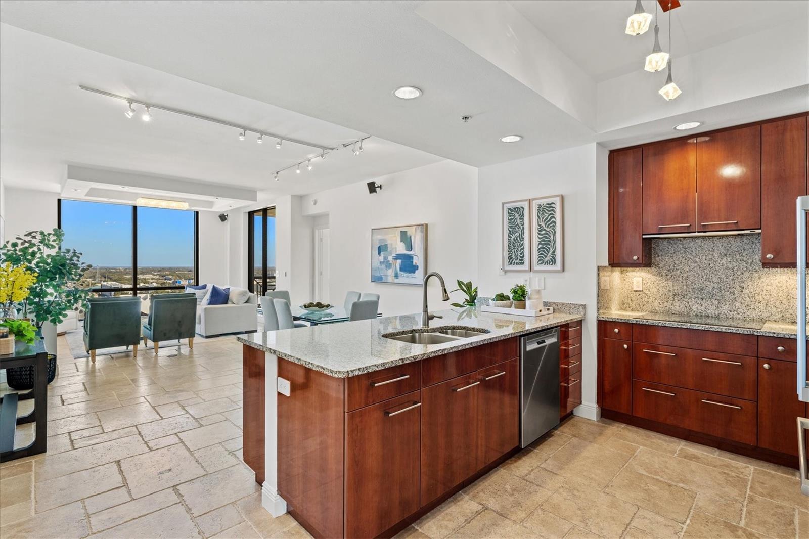 PLAZA 5 POINTS RESIDENCES - Residential