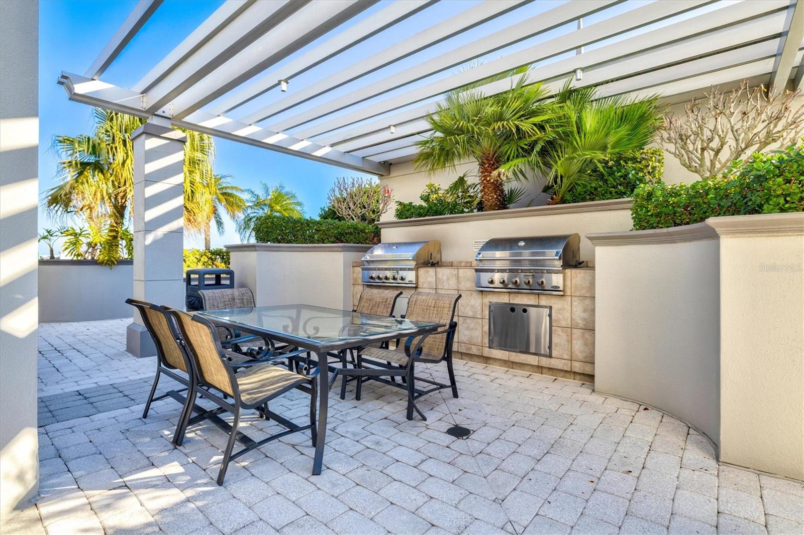 PLAZA 5 POINTS RESIDENCES - Residential