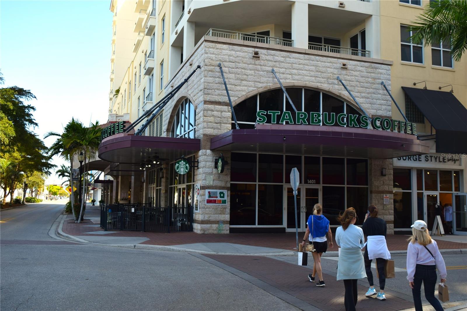 PLAZA 5 POINTS RESIDENCES - Residential