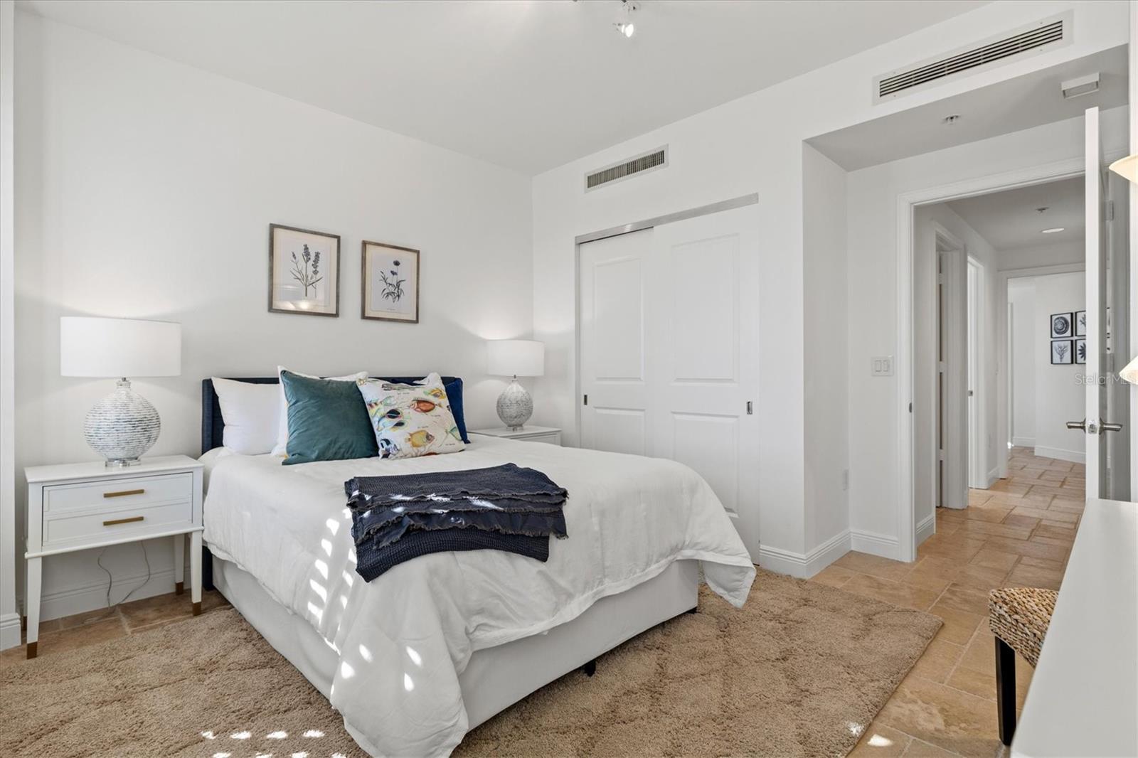 PLAZA 5 POINTS RESIDENCES - Residential