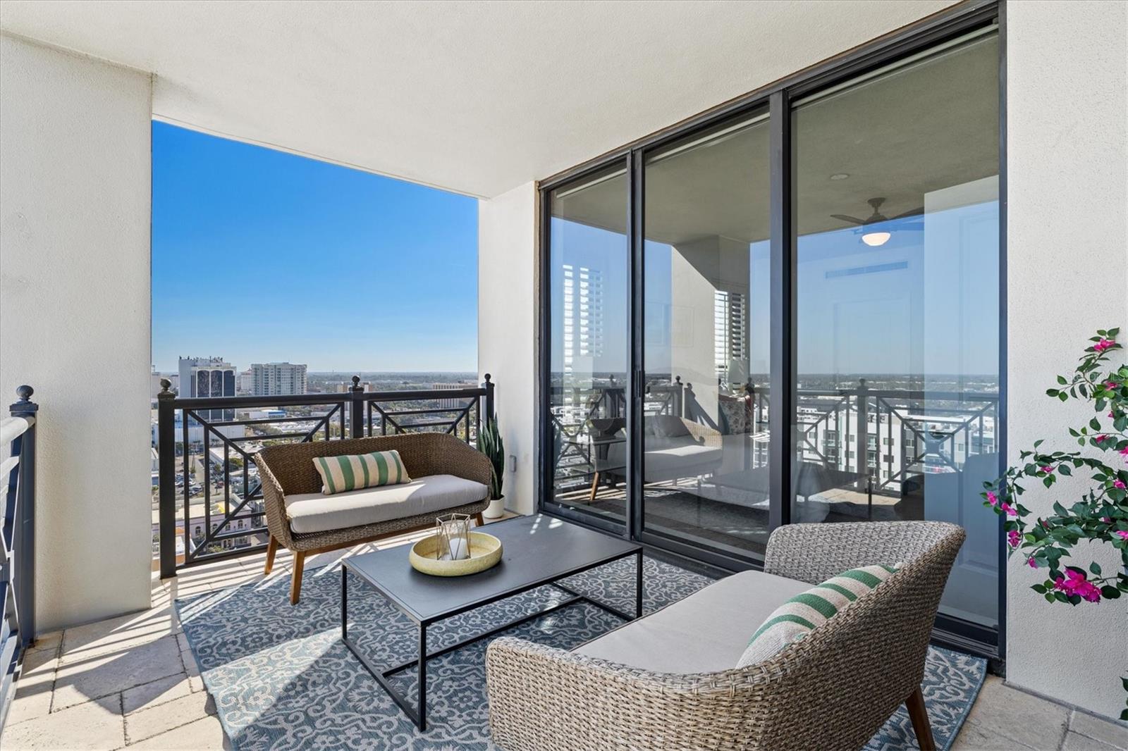 PLAZA 5 POINTS RESIDENCES - Residential