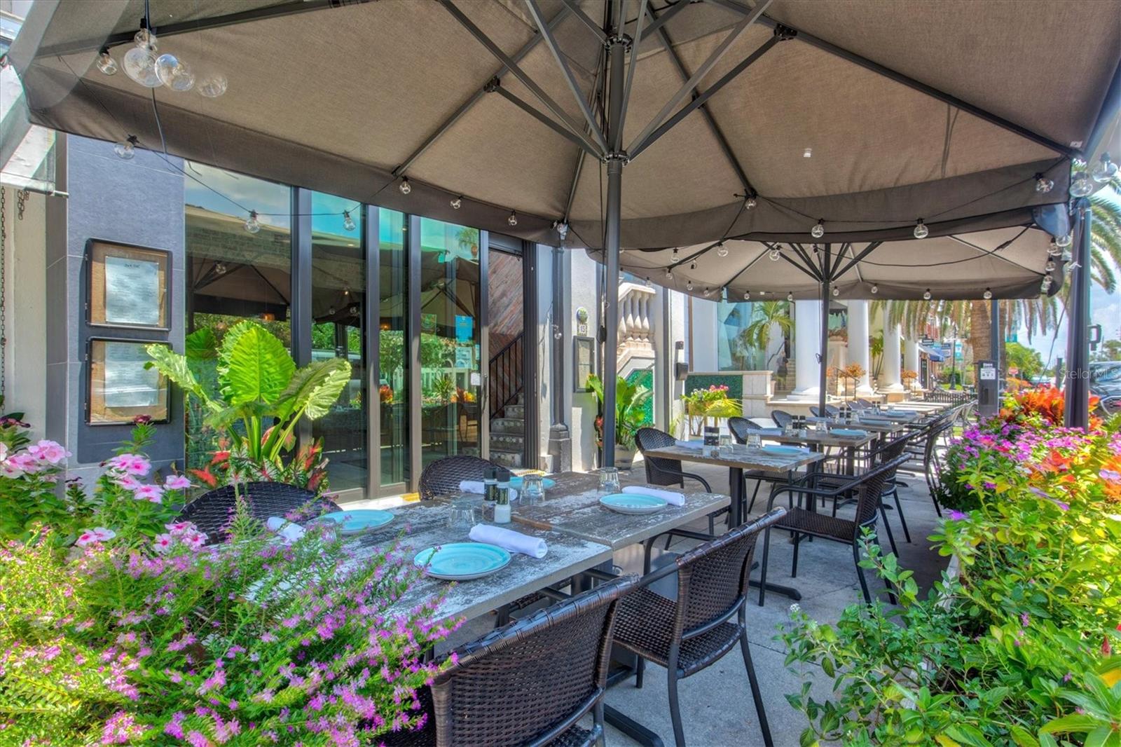 PLAZA 5 POINTS RESIDENCES - Residential