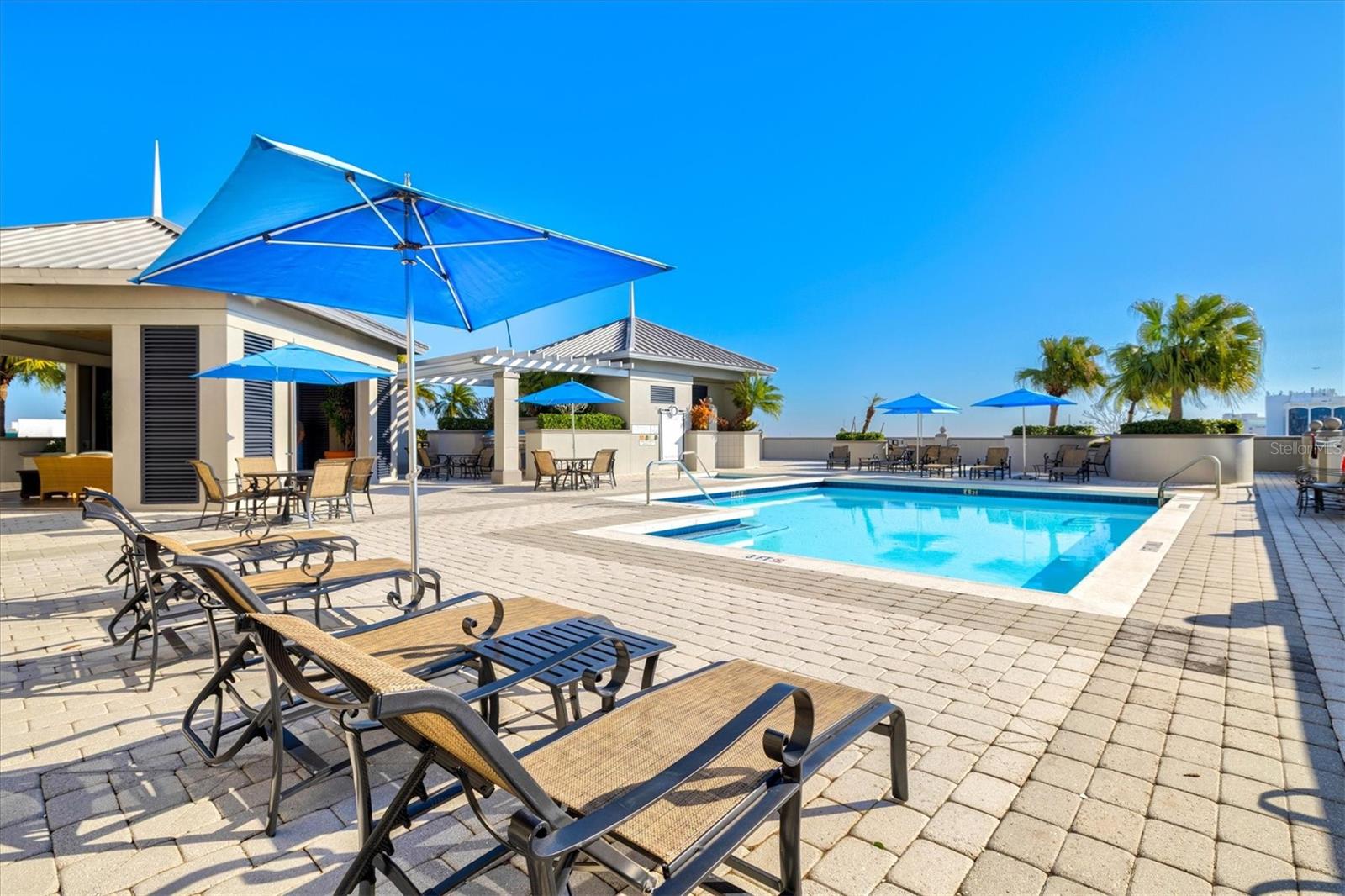 PLAZA 5 POINTS RESIDENCES - Residential