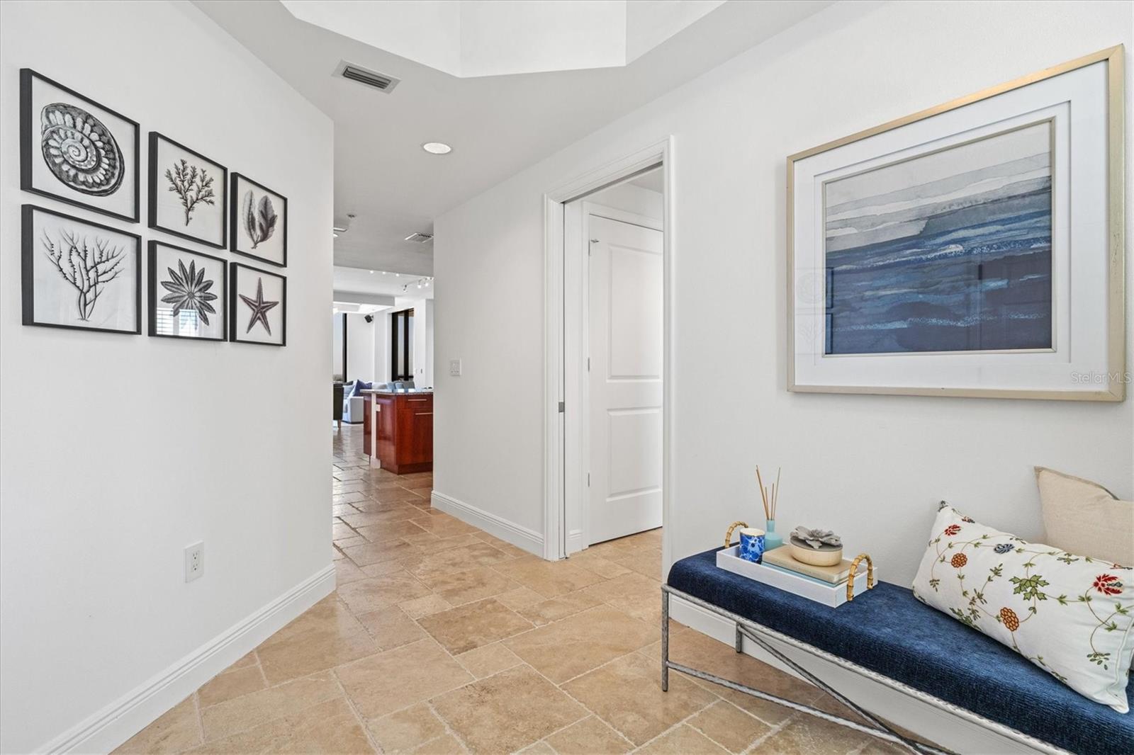 PLAZA 5 POINTS RESIDENCES - Residential