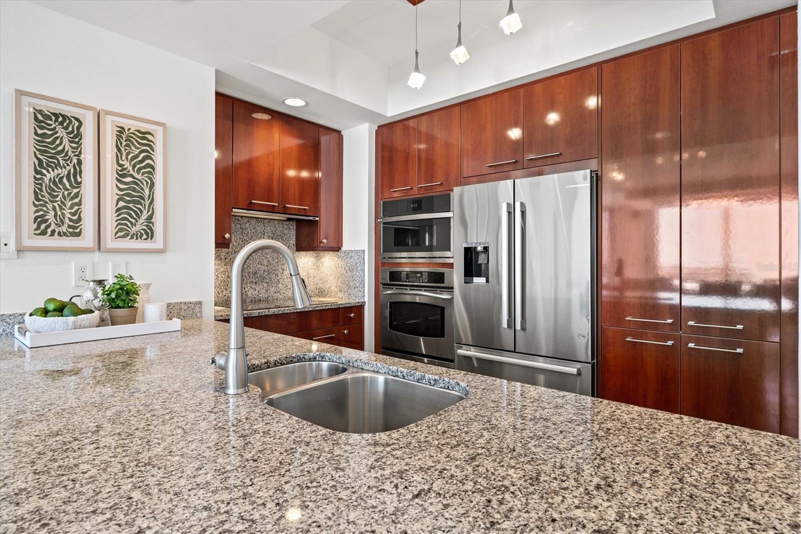 PLAZA 5 POINTS RESIDENCES - Residential