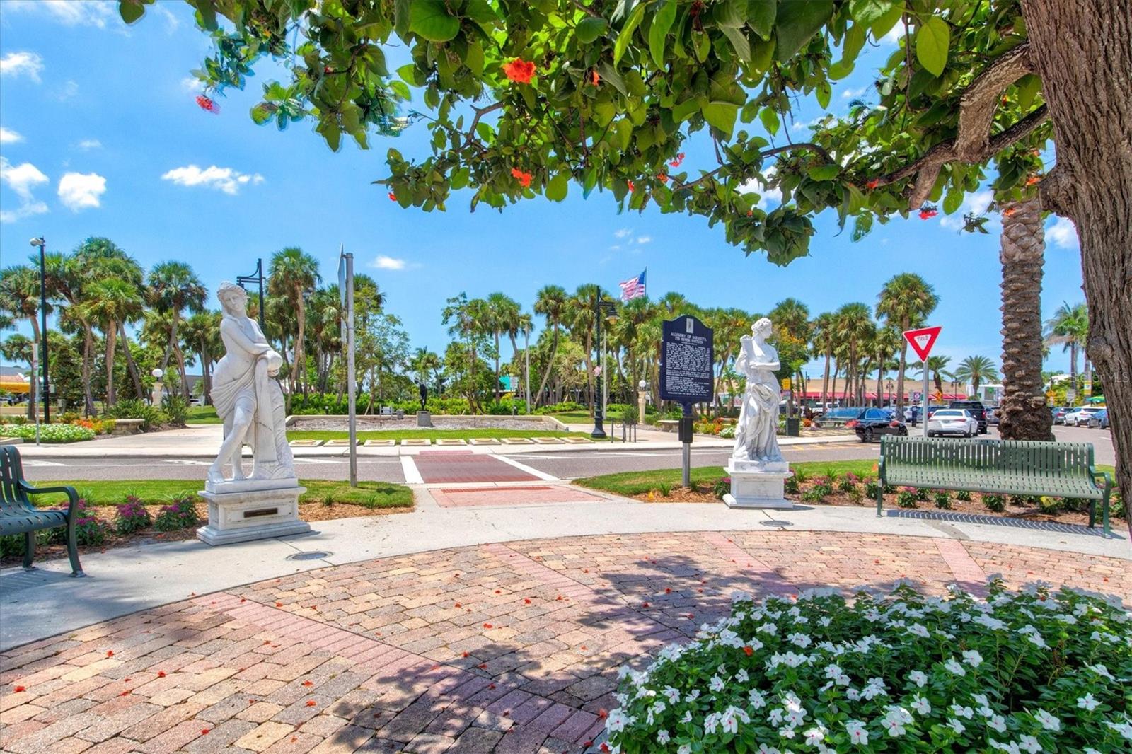 PLAZA 5 POINTS RESIDENCES - Residential