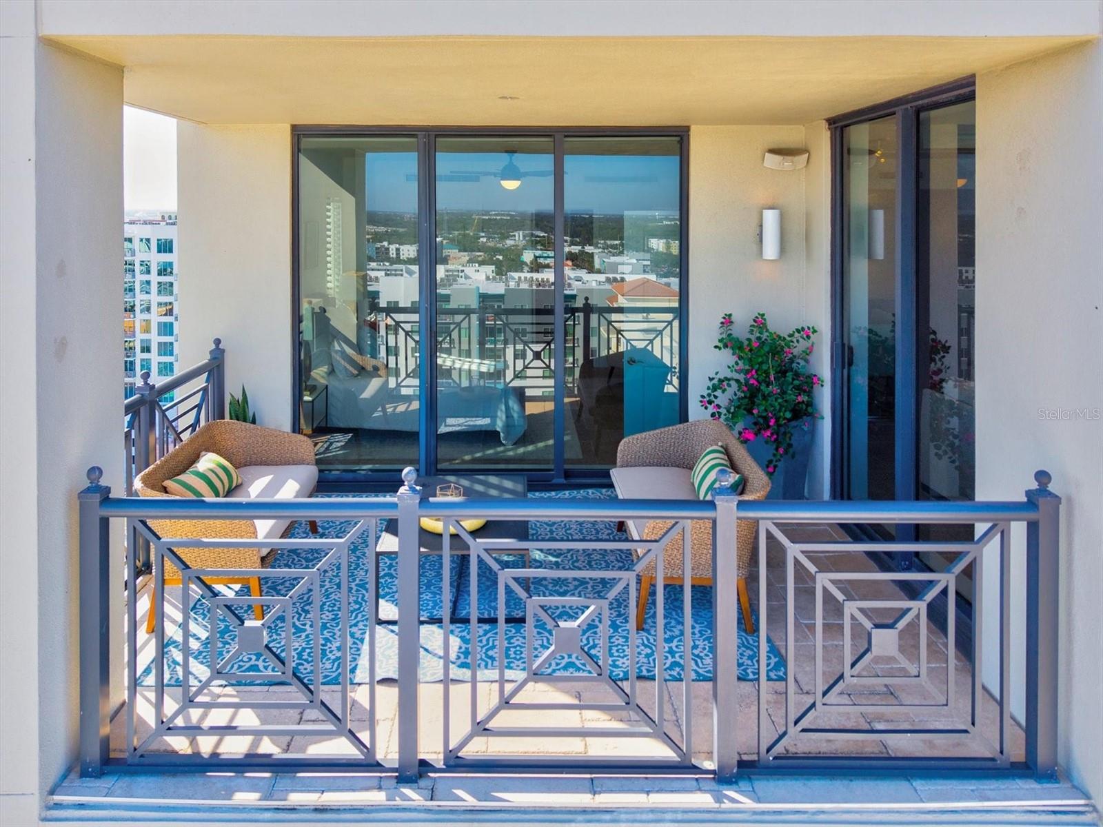 PLAZA 5 POINTS RESIDENCES - Residential