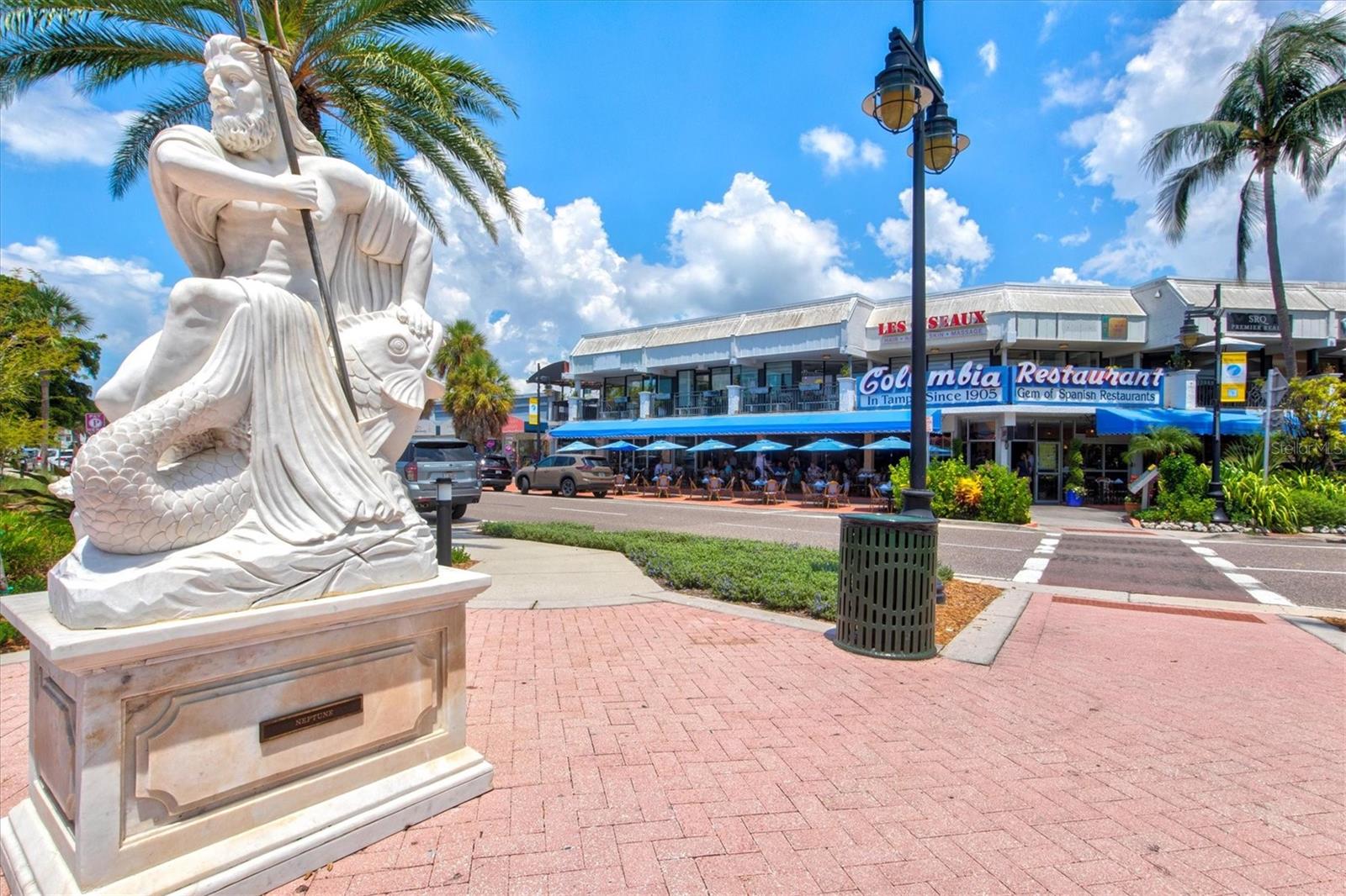 PLAZA 5 POINTS RESIDENCES - Residential