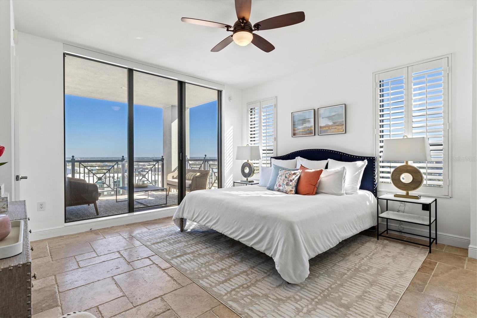 PLAZA 5 POINTS RESIDENCES - Residential