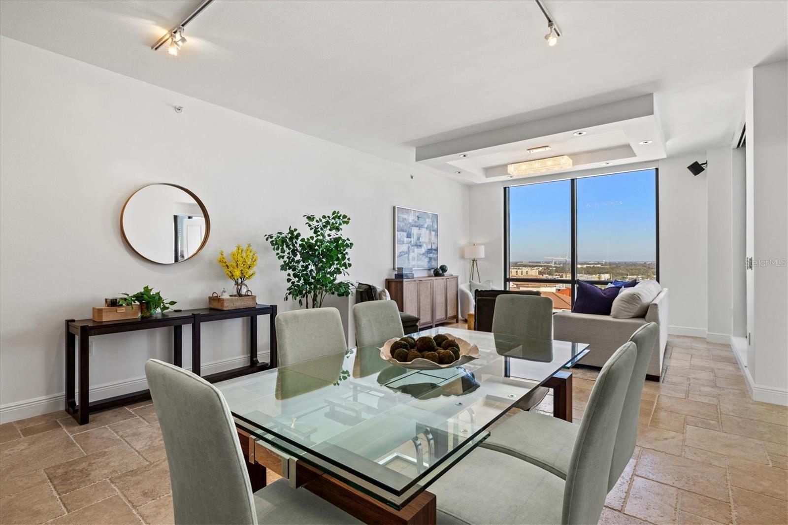 PLAZA 5 POINTS RESIDENCES - Residential