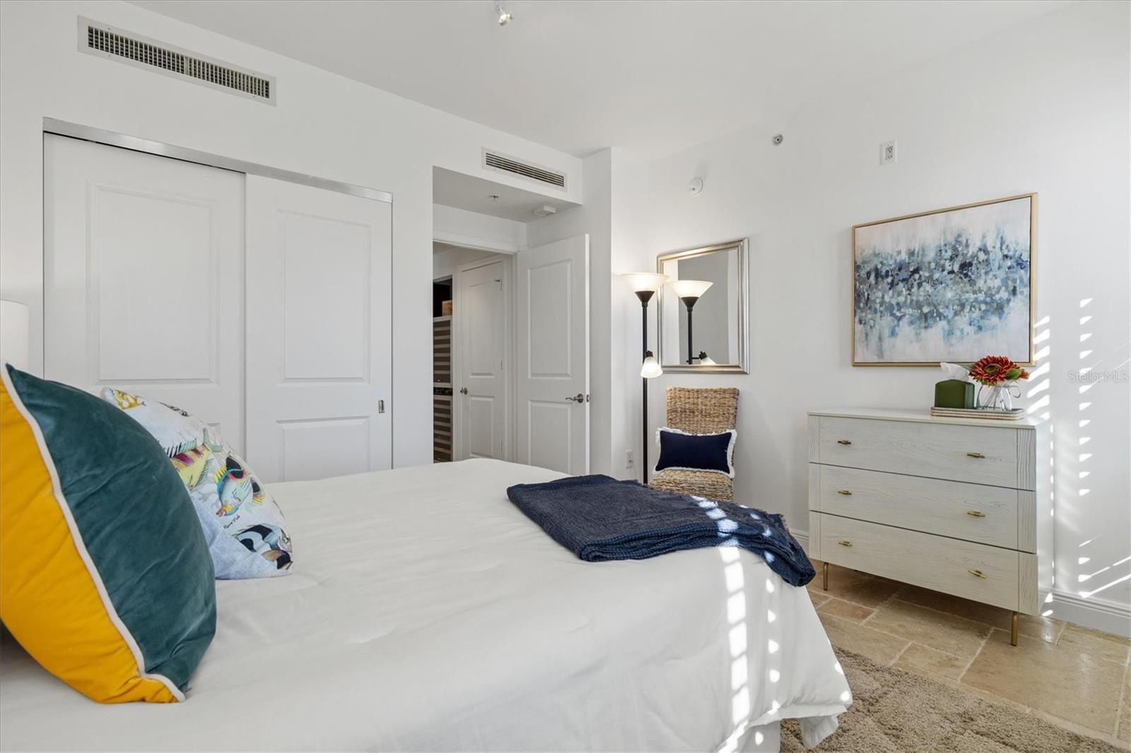 PLAZA 5 POINTS RESIDENCES - Residential