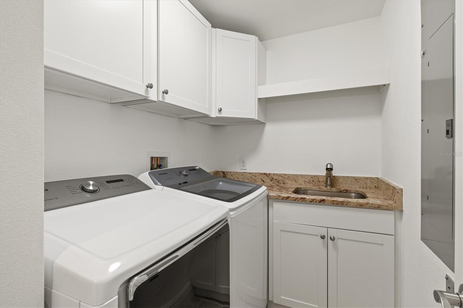 PLAZA 5 POINTS RESIDENCES - Residential