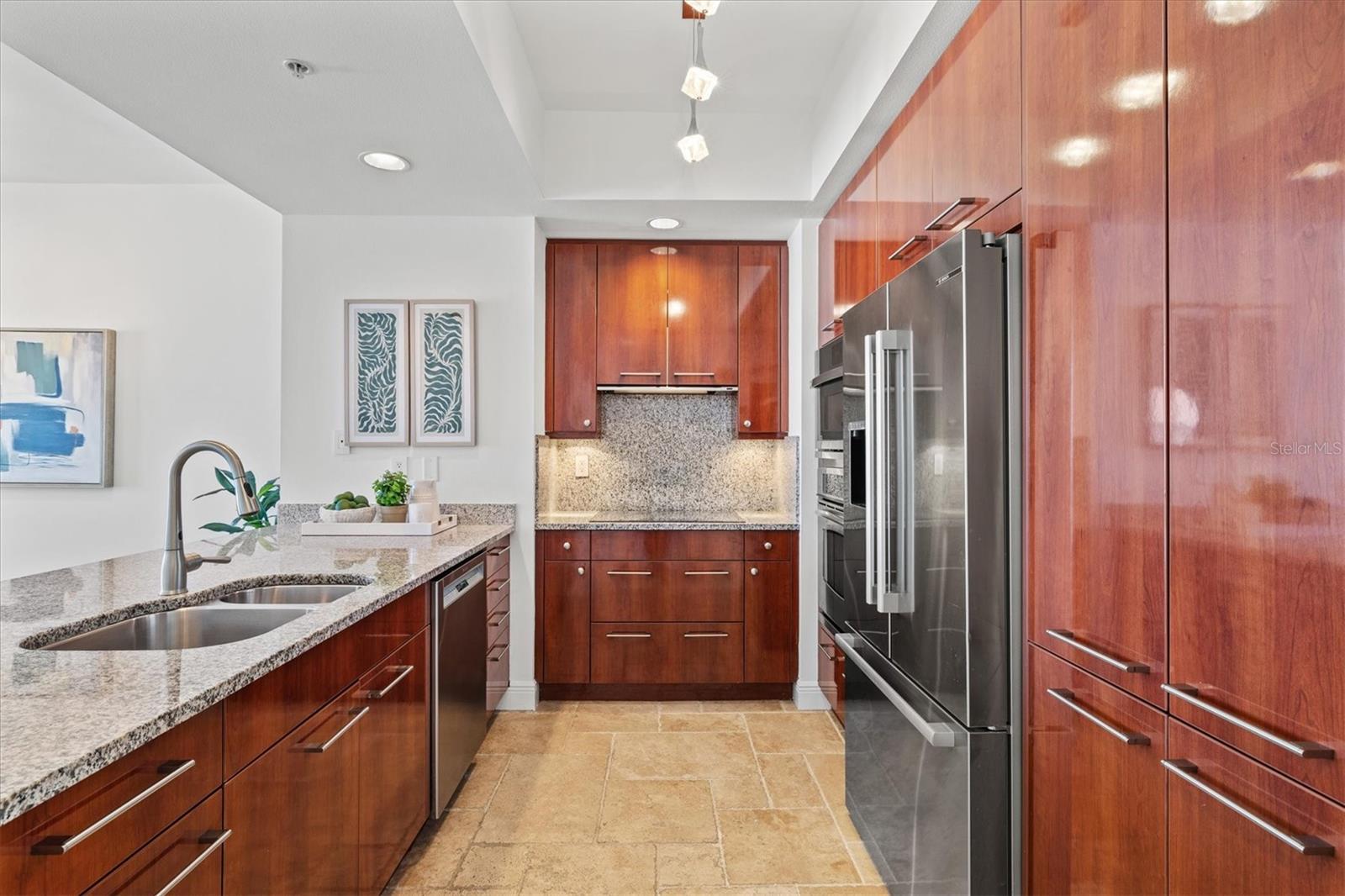 PLAZA 5 POINTS RESIDENCES - Residential