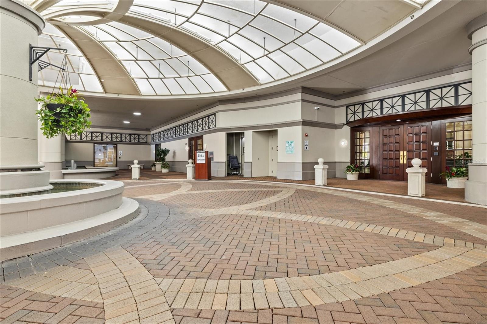 PLAZA 5 POINTS RESIDENCES - Residential