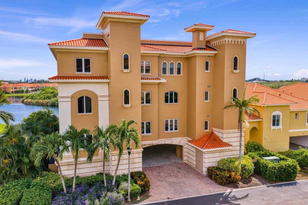 Photo of 43 Bayview Court S #A, St Petersburg, FL 33711 (MLS # TB8537041)