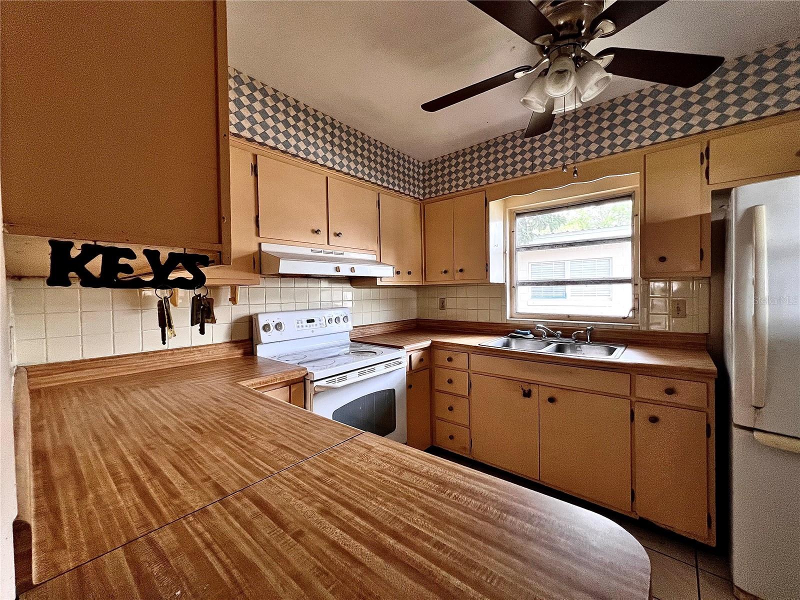 7808 N WOODLYNNE AVENUE