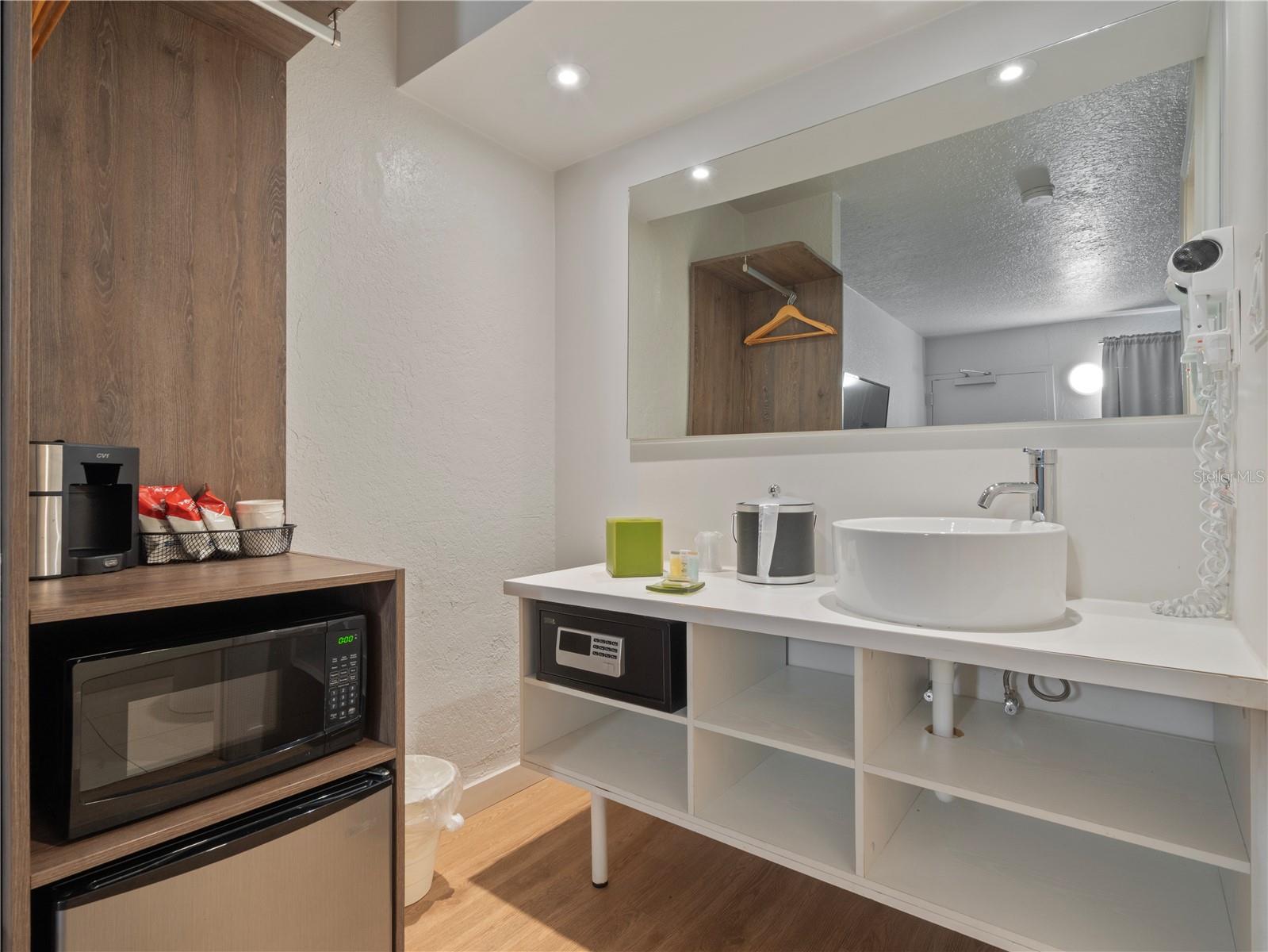 GREENPOINT ESSENTIAL HOTEL CONDO - Residential