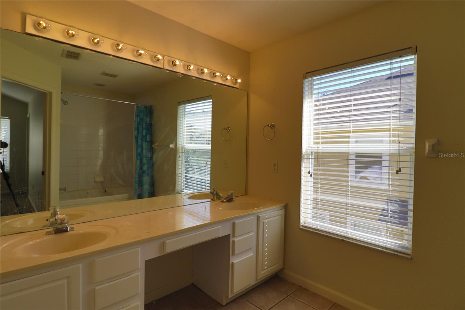 VISTAS AT LAKE HOWELL - Residential Lease