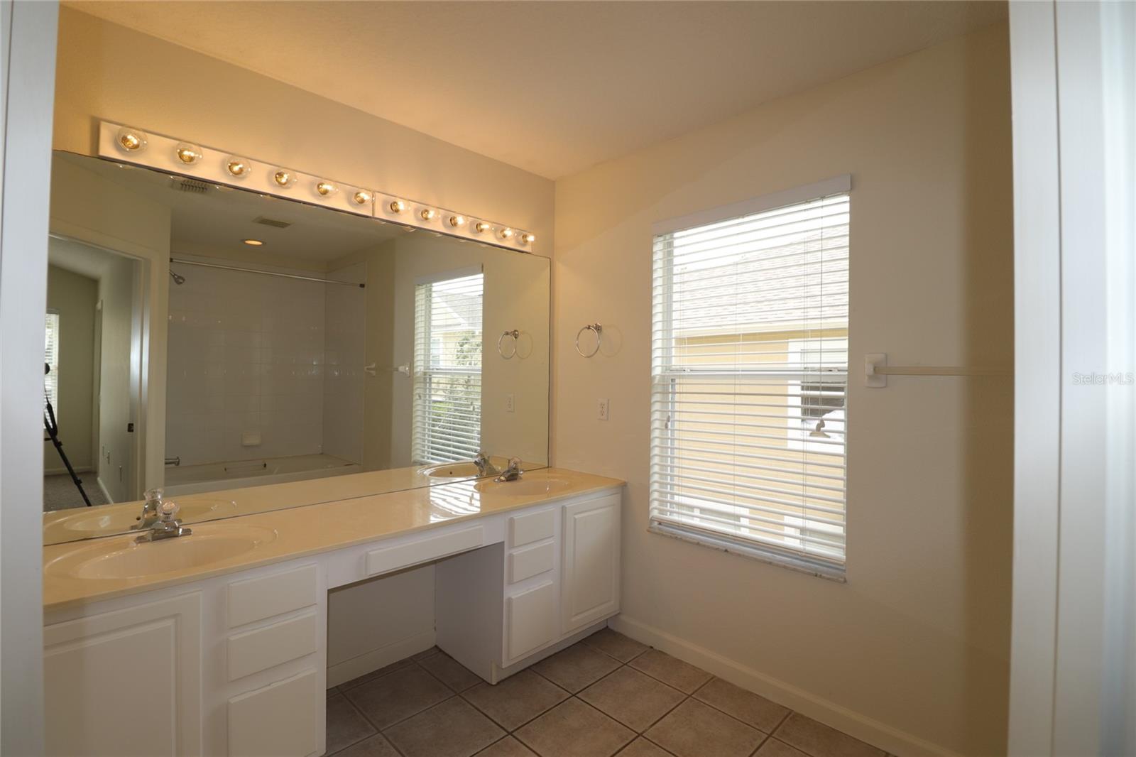VISTAS AT LAKE HOWELL - Residential Lease