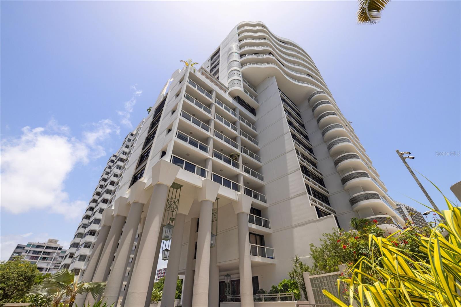Discover the perfect opportunity to create your own vision in this apartment at Candina Reef Condominium on Candina Street in Condado. Perched on a high floor, this residence boasts spectacular ocean views.
Offering the potential to convert the apartment to 3 bedrooms and 1,521 sq. ft. of versatile living space, this home is ready for your renovation to make it your own.
Candina Reef is renowned for its prime location and excellent amenities, including 24/7 security, a swimming pool, full power generator, and water cistern — ensuring comfort and peace of mind year-round. The apartment comes with 2 parking spaces. In addition it has a storage closet.
Step outside and enjoy being just moments away from Condado’s restaurants, grocery stores, pharmacies, offices, hospital facilities, and St. John's & Robinson School.