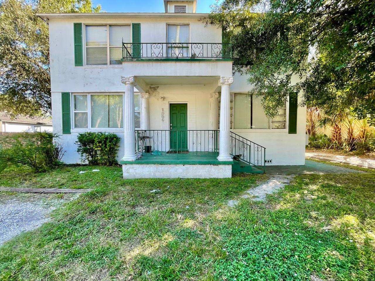Welcome to a delightful studio apartment that's perfectly positioned near the University of Tampa, Downtown Tampa and the vibrant Hyde Park neighborhood. This cozy and stylish space offers a modern living experience with a location that puts everything you love about Tampa within reach. The wood laminate flooring throughout the apartment not only adds a touch of sophistication but also ensures easy maintenance, making your life more comfortable. With this unit in the back side of the building, great natural light floods the space, creating a bright and welcoming atmosphere. It's a perfect setting for all your daily activities and relaxation. With this studio apartment, you'll enjoy the convenience of living in the heart of Tampa, where the University of Tampa, Downtown Tampa, and Hyde Park are all just a stone's throw away. This prime location ensures you have quick access to local amenities, dining, entertainment, and all the cultural experiences that make Tampa a sought-after destination. Water, trash, sewer, and gas are included in the monthly rental rate. Pets welcome, at owner's discretion - 1 pet, 30lb max. Vacant/Available now!