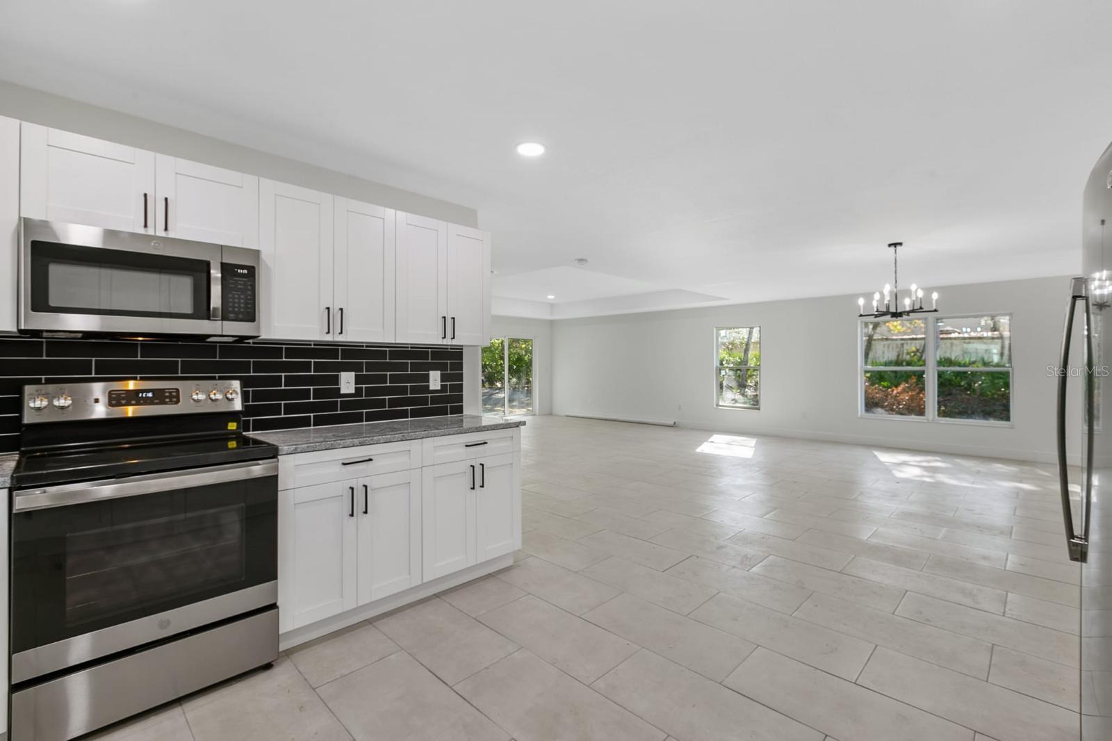 Completely new property from 2023 and in an unbeatable location! This beautiful house has 3 large bedrooms, 2 modern bathrooms, and a contemporary design that you will love from the first moment. Located in a very central area, just 1 minute from Home Depot, 2 minutes from Lowe's, 5 minutes from Walmart and just 2 minutes from Weeki Wachee Natural Park, ideal for enjoying nature, kayaking and crystal-clear springs! Enjoy a large patio ideal for family gatherings, barbecues or just relaxing outdoors.
With quality finishes, air conditioning in excellent condition, and built to you comfort and modern style, this property has everything to become your new home. Don't miss this opportunity!