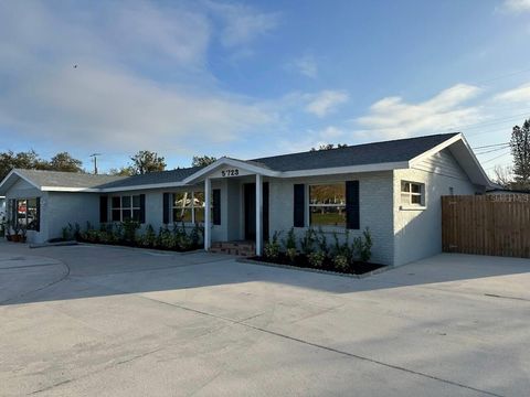 Photo of 5723 26th Street W, Bradenton, FL 34207 (MLS # A4694284)