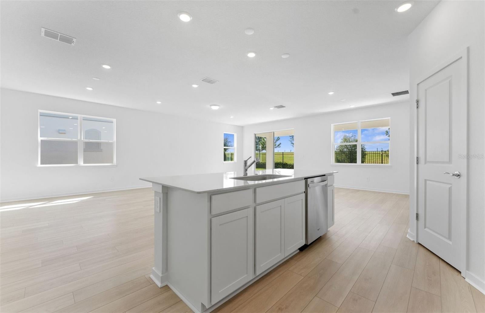 1293 LAKERIDGE WAY