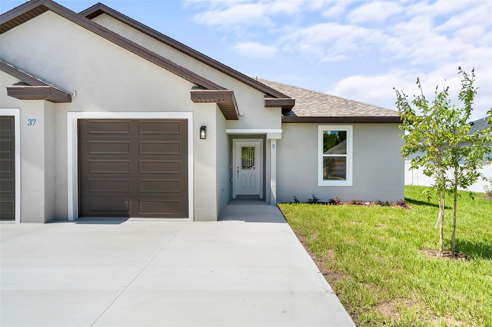 Welcome to this stunning, contemporary rental home featuring three spacious bedrooms and two bathrooms. Meticulously designed, it offers an open-concept floor plan with stylish finishes throughout. Kitchen is equipped with modern appliances, and the generous living areas are bathed in natural light from large windows. Step outside to your private backyard, perfect for outdoor relaxation and entertaining. Located in a highly desirable neighborhood, this home provides convenient access to local amenities!
Renter is responsible for water and electric