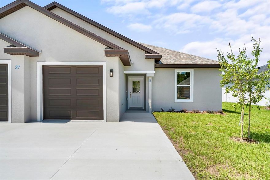 Welcome to this stunning, contemporary rental home featuring three spacious bedrooms and two bathrooms. Meticulously designed, it offers an open-concept floor plan with stylish finishes throughout. Kitchen is equipped with modern appliances, and the generous living areas are bathed in natural light from large windows. Step outside to your private backyard, perfect for outdoor relaxation and entertaining. Located in a highly desirable neighborhood, this home provides convenient access to local amenities!
Renter is responsible for water and electric