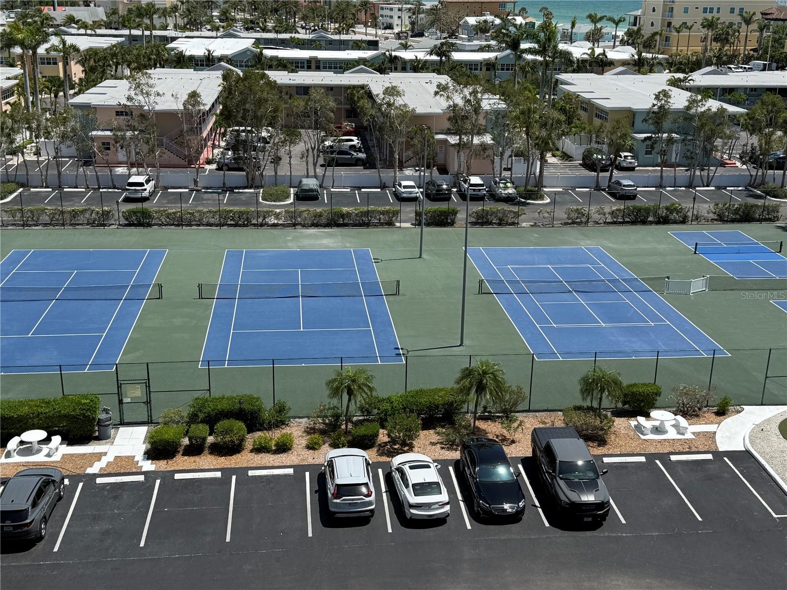 BAY SHORES YACHT & TENNIS CLUB - Residential