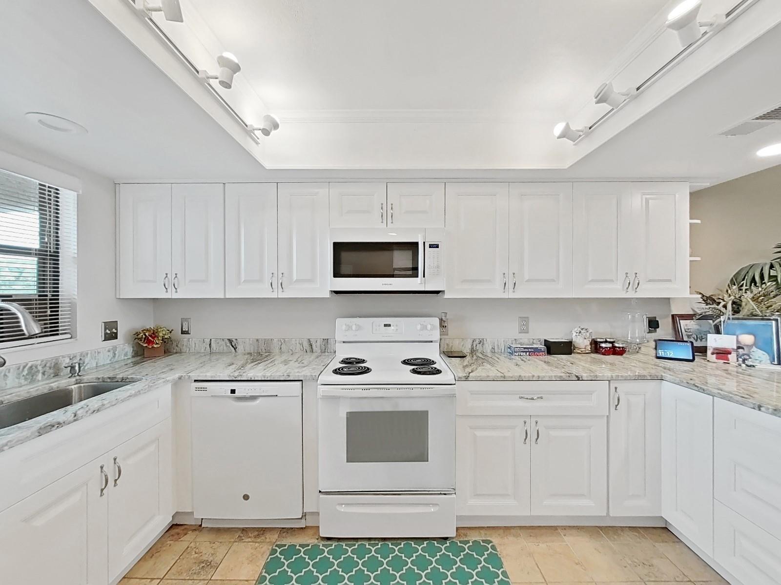 BAY SHORES YACHT & TENNIS CLUB - Residential