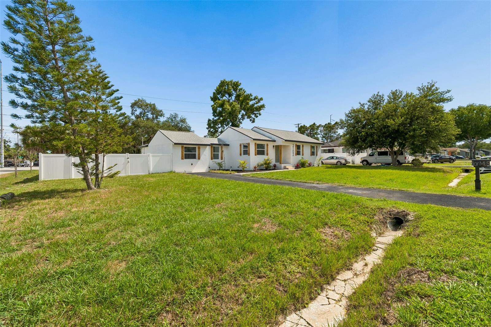 2102 W FERRIS AVENUE