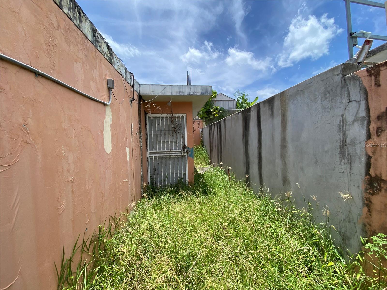 BARRIO MIRADERO - ALTURAS DE MAYAGUEZ - Residential