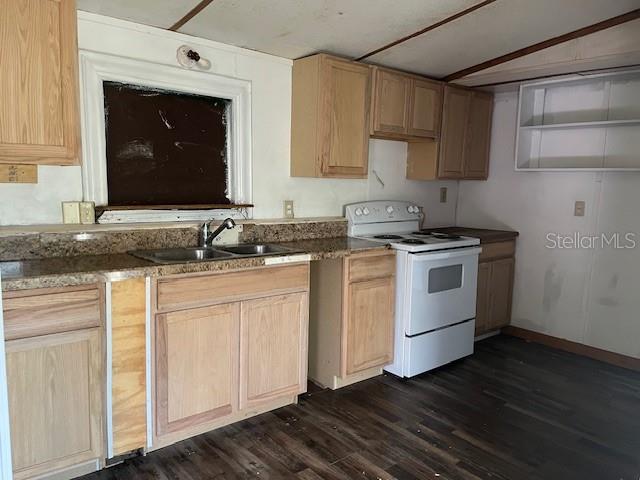 LEWELLYN COUNTRY ESTS - Residential