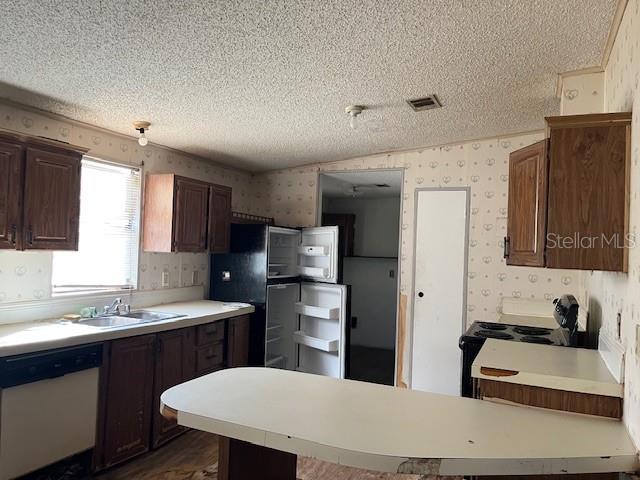 LEWELLYN COUNTRY ESTS - Residential