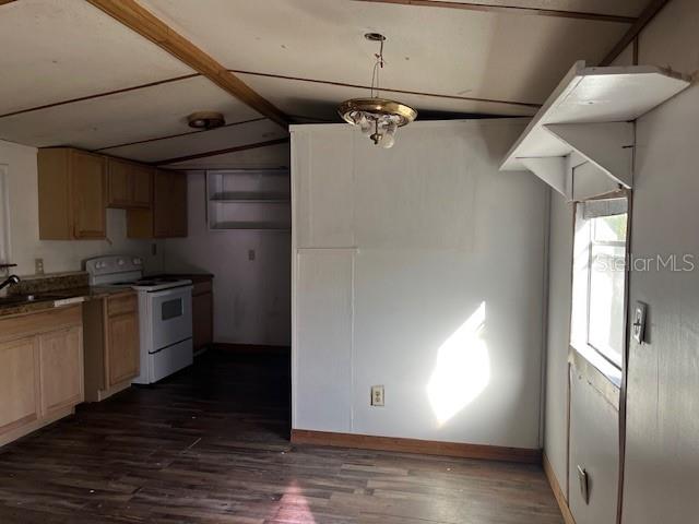 LEWELLYN COUNTRY ESTS - Residential