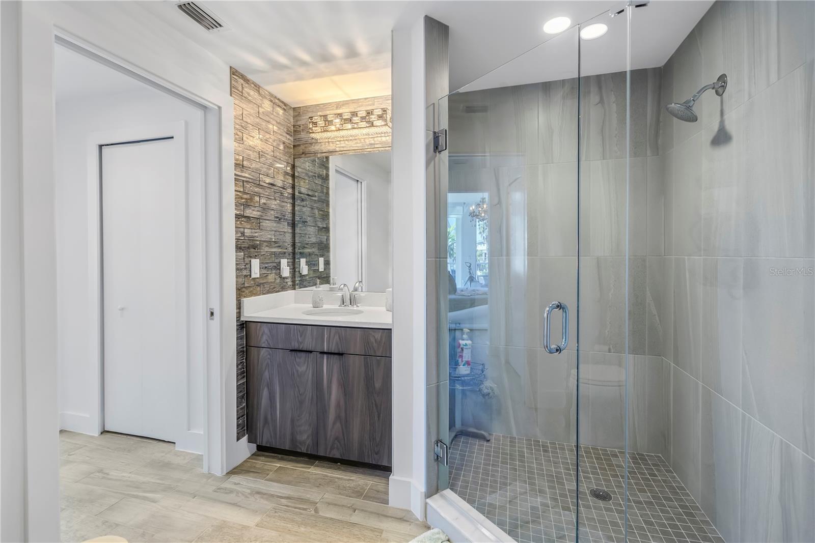 ONELLA CONDO - Residential