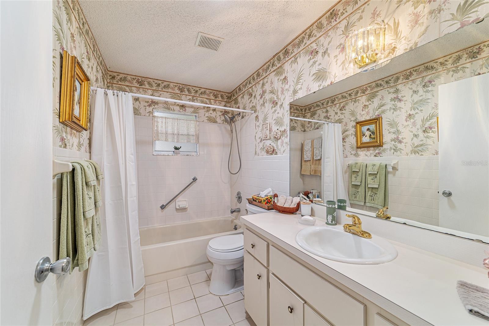 ON TOP OF THE WORLD - Residential