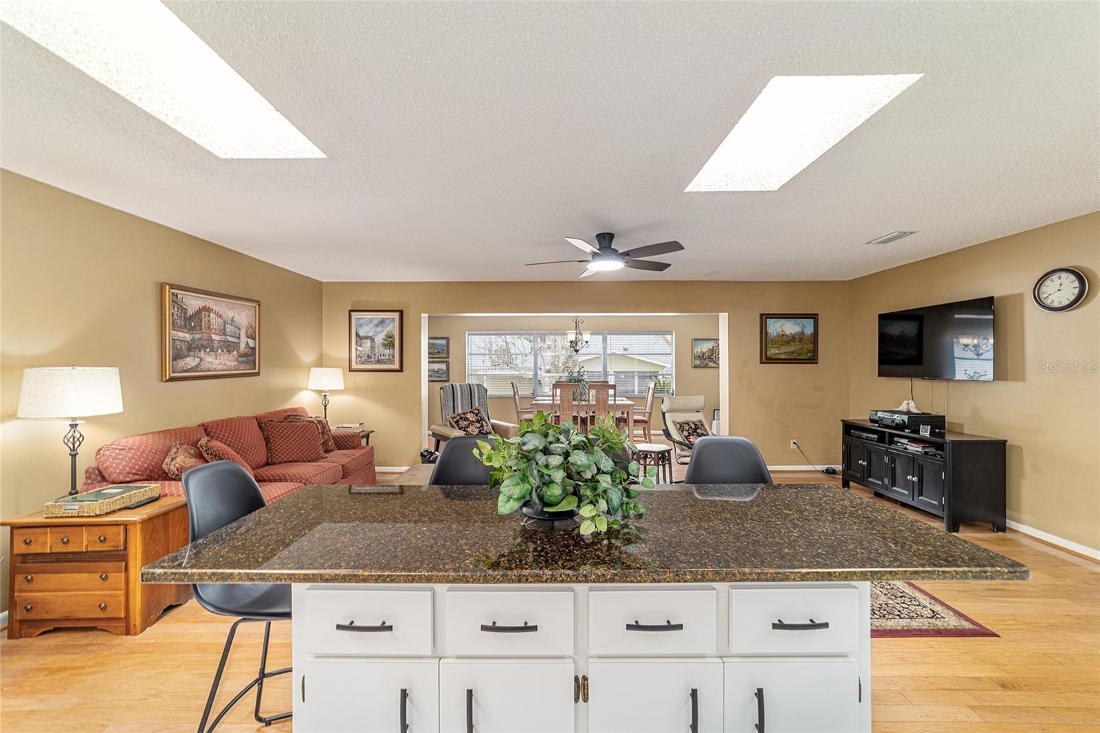 ON TOP OF THE WORLD - Residential