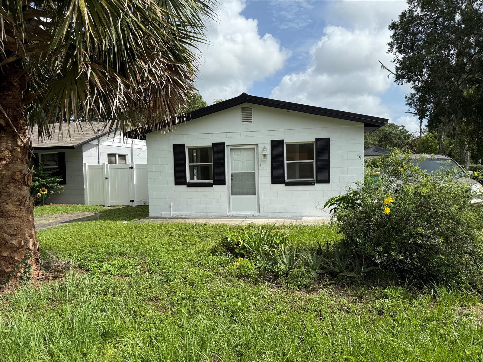NICE 2 BEDROOM, 1 BATHROOM HOUSE IN EUSTIS ROSENWALD GARDENS,LARGE YARD. CALL LISTING AGENT TO SHOW