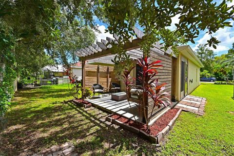 A home in PALMETTO